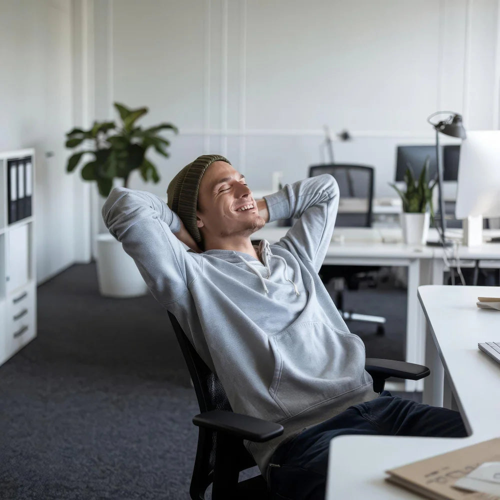 Daytime lifestyle image representing digestive balance and comfort with Parasitrox.